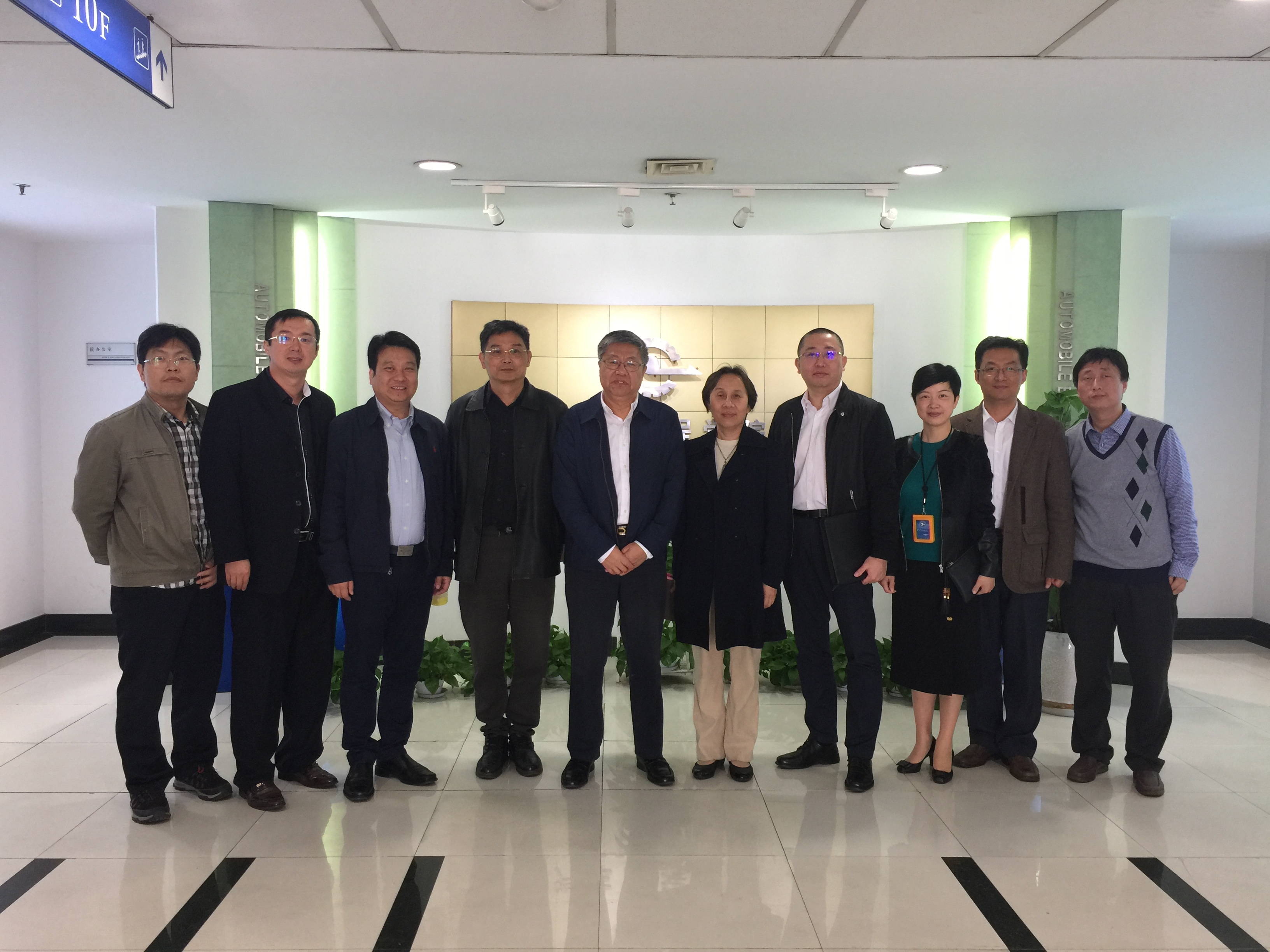 上汽集团人力资源部朱庆敏总经理一行至汽车工程学院