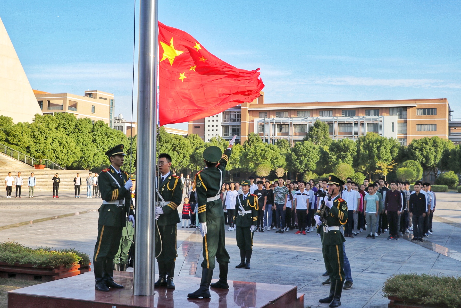 学校举行升旗仪式庆祝中华人民共和国成立六十九周年