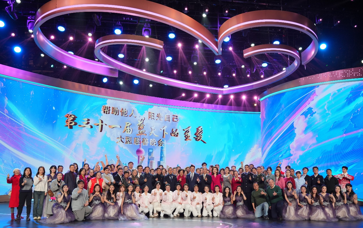 艺术设计学院“画笔下红色传承”项目组受邀参加《蓝天下的至爱》慈善晚会