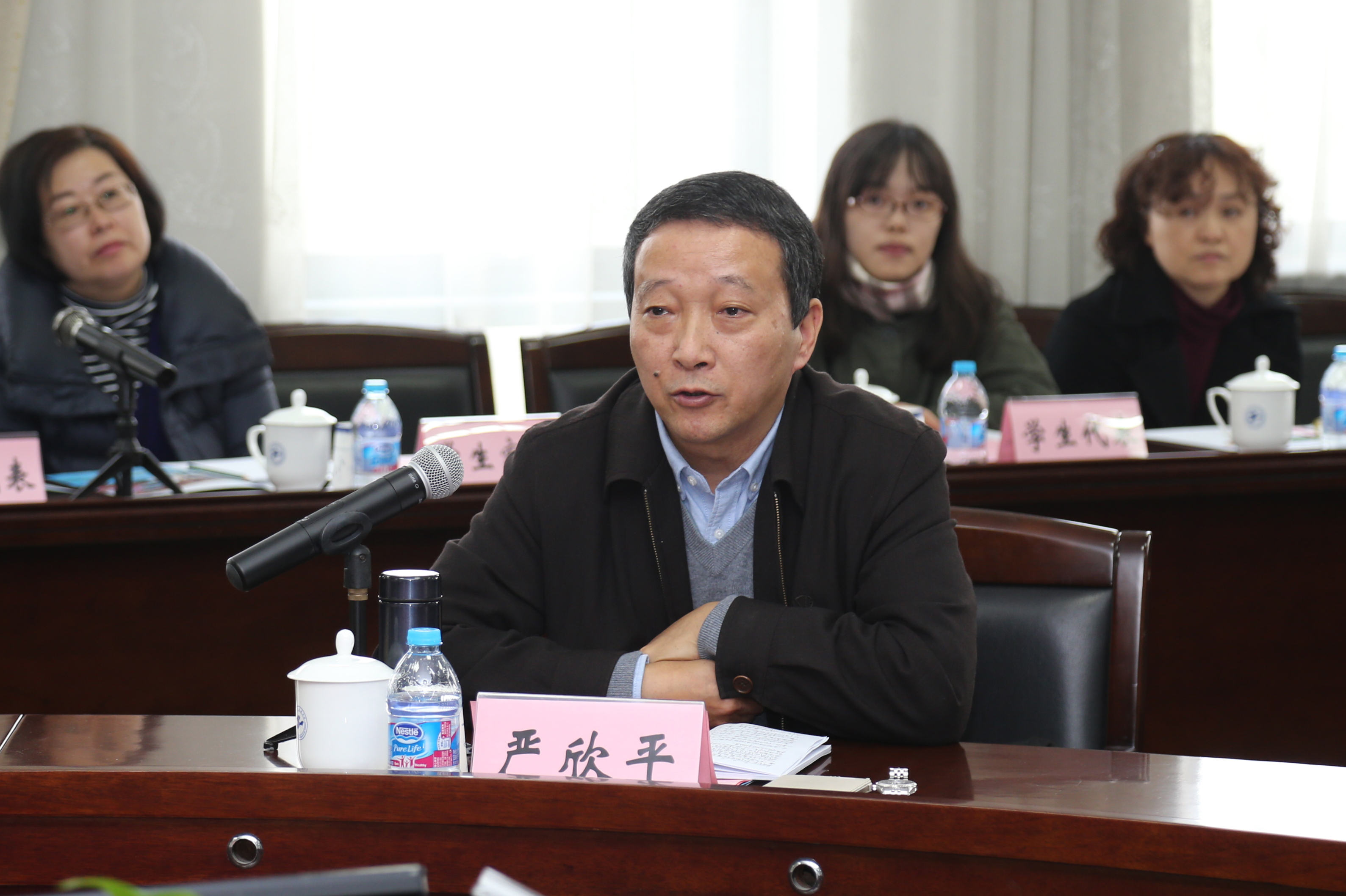 学校举办"实践与探索:地方本科高校转向应用型"座谈会