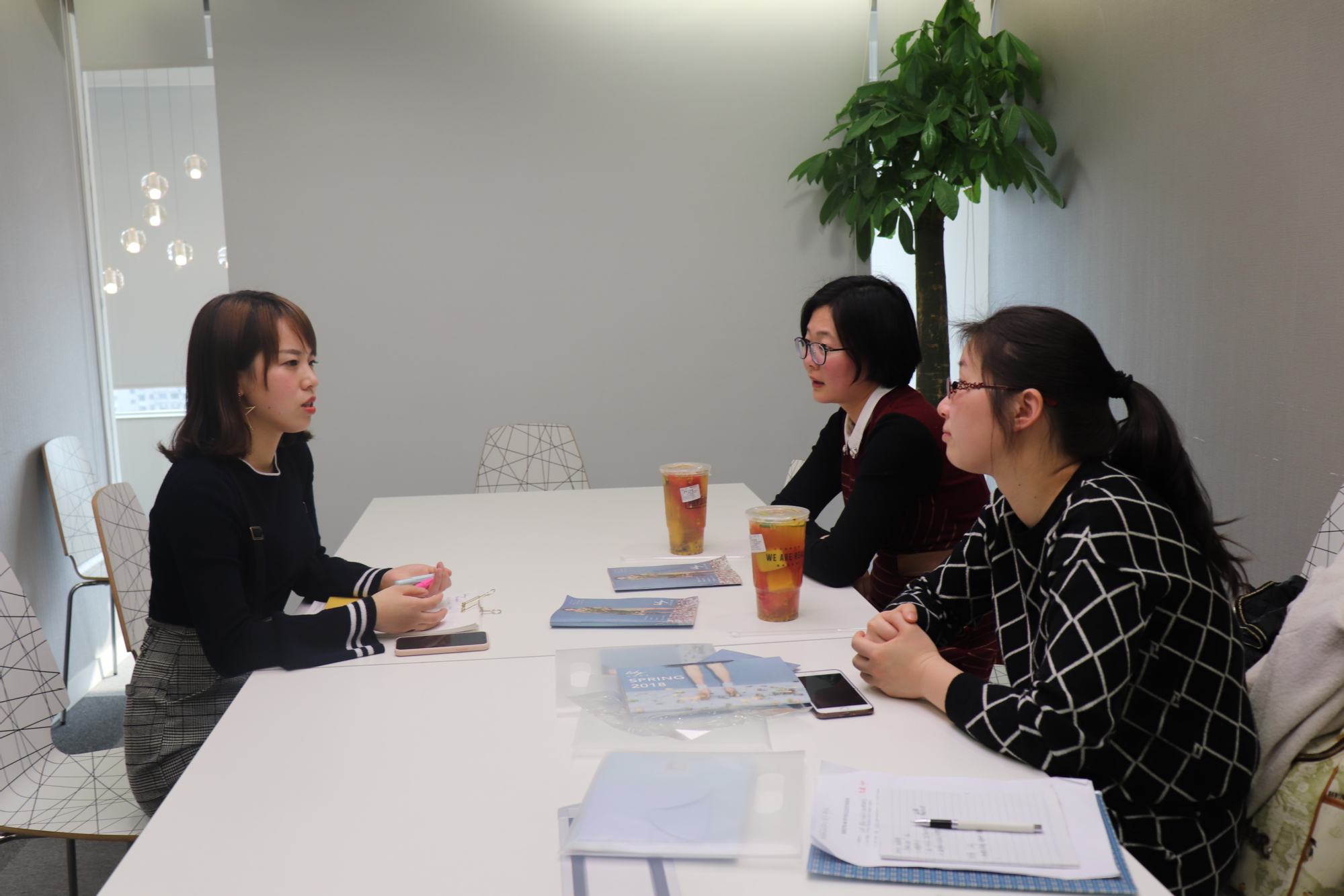 服装学院走访上海丝绸集团校友