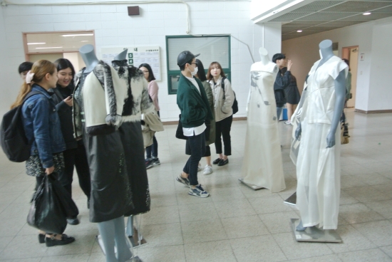 服装学院师生作品在韩国蔚山大学展出